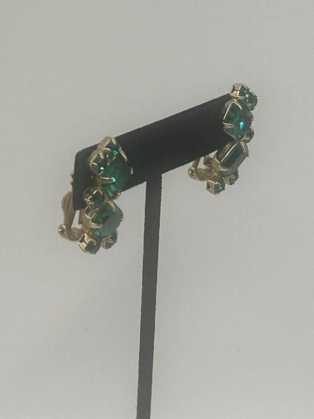 Vintage Emerald Green Rhinestone Gold Tone Clip On Earrings Christmas Gift Vntg - Picture 12 of 14